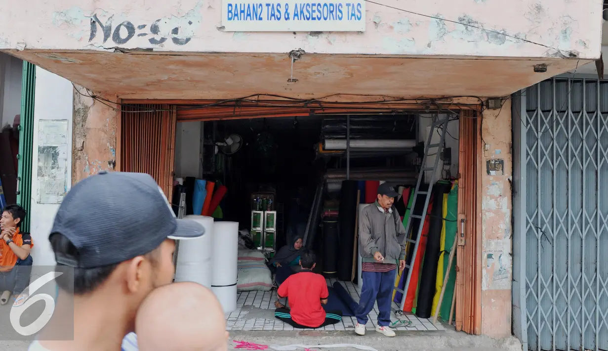 Sejumlah pedagang mulai beraktifitas pasca bentrokan menolak penggusuran pada Kamis (20/08) di Jalan Jatinegara Barat, Sabtu (22/08/2015). Kini para pedagang mulai kembali beraktifitas walau belum ramai seperti biasa. (Liputan6.com/Andrian M Tunay) 