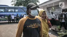 Keluarga korban saat tiba di Lapas Klas I Tangerang, Rabu (8/9/2021). Pasca kebakaran yang melanda Lapas Tangerang, sejumlah keluarga korban mulai berdatangan ke posko crisis center untuk kepentingan identifikasi. (Liputan6.com/Iqbal S Nugroho)