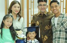 Meski Sudah Bercerai, Sarwendah dan Ruben Onsu Tetap Kompak Hadiri Kelulusan Anak hingga Jalani Sesi Foto Keluarga