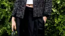 Hadir juga Kristen Stewart yang mengenakan jaket berkerah bunga hitam dan krem, atasan cropped putih dan celana panjang hitam. Bintang Twilight itu membawa tas Chanel berwarna hitam. [Dok/Chanel]