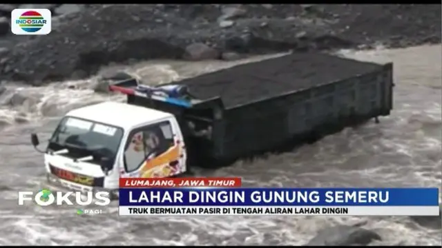 Akibat sopir tak mengindahkan peringatan, truk bermuatan pasir ini terjebak di lahar hujan Gunung Semeru.