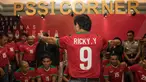 Ricky Yakobi merapikan barisan para Kapten Timnas Indonesia sebelum berfoto pada Kongres Tahunan PSSI 2017 di Bandung, (8/1/2017). (Bola.com/Vitalis Yogi Trisna)