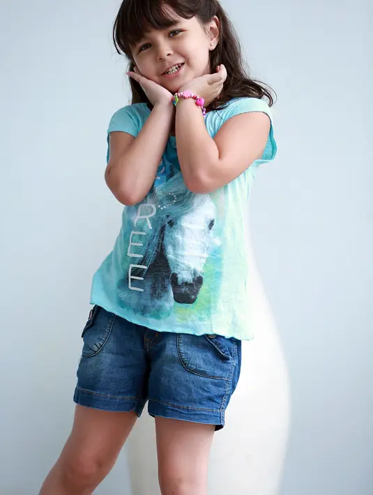 Tasya yang diperankan oleh Velove tak pernah mengizinkan Elif (diperankan Nicole Rossi) menyentuh mainan miliknya. Padahal Elif hanya ingin melihatnya tanpa memiliki niat untuk meminjam kepada Tasya. (Deki Prayoga/Bintang.com)