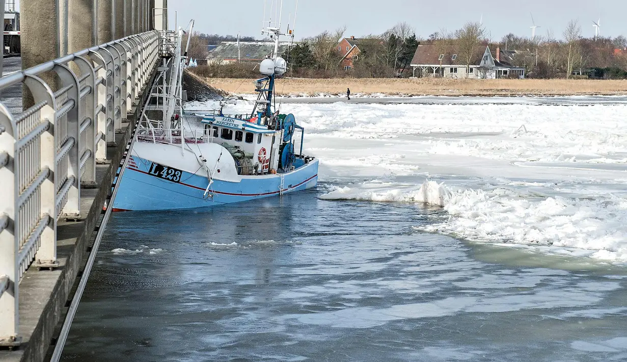 Kapal nelayan saat menabrak Jembatan Anggersudn di perairan dingin di Limfjord di bagian utara Jutland di Denmark (28/2). (AFP Photo/Scanpic Denmark/Henning Bagger)