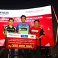 Liliyana Natsir bersama pasangan ganda campuran, Tontowi Ahmad, saat menerima penghargaan dari PB Djarum di Kudus, Kamis (6/9/2018). (Bola.com/Dok. PB Djarum)