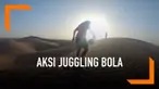 Pesepakbola gaya bebas, John Farnworth juggling bola sambil melintasi Gurun Sahara sejauh 96 km. Laki-laki berusia 33 tahun tersebut melakukan perjalanan selama 6 hari dengan menembus suhu 40 derajat Celcius.