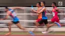 Para pelari beradu cepat saat tampil pada Kejurnas Atletik 2019 nomor 4x100 meter estafet senior putra di Stadion Pakansari, Bogor pada Rabu (8/8/2019). Kejurnas Atletik berlangsung dari 3 hingga 7 Agustus. (Bola.com/Peksi Cahyo)