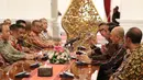 Pertemuan klub-klub sepak bola Indonesia dengan Presiden RI, Joko Widodo di Istana Merdeka, Jumat (15/4/2016) membahas perkembangan sepak bola Indonesia saat ini. (Bola.com/Nicklas Hanoatubun)