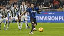 Namun sayang Keunggulan Juventus tak bertahan lama. 10 menit berselang, Lautaro Martinez membawa Inter Milan menyamakan kedudukan lewat eksekusi penalti. (AP/Luca Bruno)