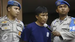 Tersangka perampokan Pulomas, Ridwan Sitorus alias Ius Pane memberikan keterangan saat rilis di Polda Metro Jaya, Jakarta, Kamis (5/1). Ius juga dihadapkan ke rekaman CCTV detik-detik perampokan dan pembunuhan. (Liputan6.com)