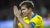 Gelandang Bate Borisov, Aleksandr Hleb tampak murung usai takluk dari Barcelona pada laga Liga Champions di Stadion Camp Nou, Barcelona, Rabu (4/11/2015).(EPA/Alejandro Garcia)