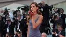 Model Brasil, Izabel Goulart tiba di karpet merah saat menghadiri pemutaran perdana film "Downsizing" selama festival Film Venice ke-74 di Venezia, Italia (30/8). (AP Photo / Domenico Stinellis)