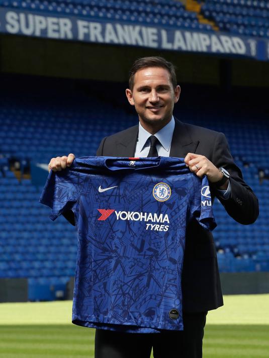 Manajer Chelsea, Frank Lampard menunjukkan jersey Chelsea di Stadion Stamford Bridge, London, Inggris, Kamis (4/7/2019). Lampard telah menyumbangkan 13 gelar saat bermain untuk Chelsea. (AP Photo/Matt Dunham)