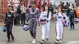 Sejumlah drifter perempuan bersiap mengikuti ajang Indonesia Drift Series 2024 kategori Women Drift Challenge pada gelaran Indonesia International Motor Show (IIMS) di Jakarta, Sabtu (17/2/2024). (Liputan6.com/Angga Yuniar)