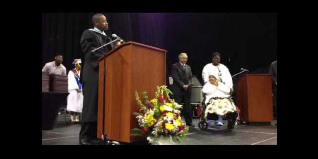 Lela Babb Burden saat menerima gelar kehormatan | Foto: copyright goodnewszonly 