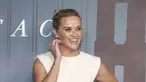 Aktor dan produser eksekutif Reese Witherspoon menghadiri pemutaran perdana film "Surface" untuk Apple TV+ di Perpustakaan Morgan di New York, Senin (25/7/2022). Reese Witherspoon  tampil cantik dalam gaun mini putih chic dengan aksen emas. (AP Photo/Andy Kropa)