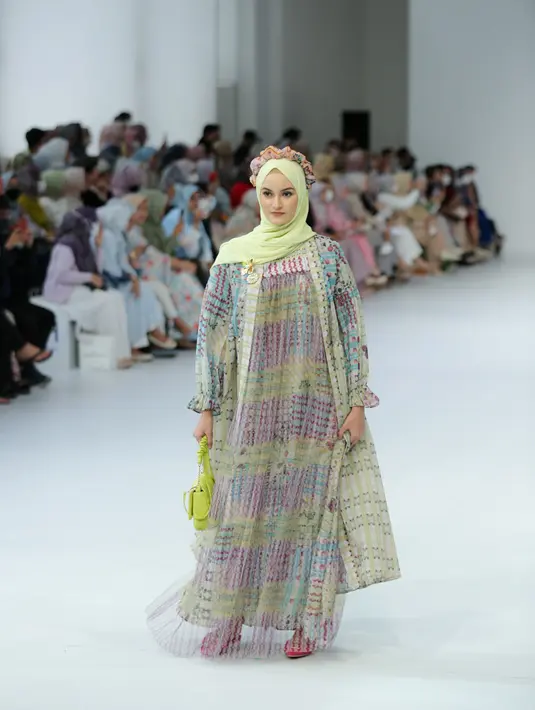 Harapannya, semoga Nada Puspita bisa memberikan warna baru dan juga meramaikan industri fashion. [Foto: Daniel Kampua]