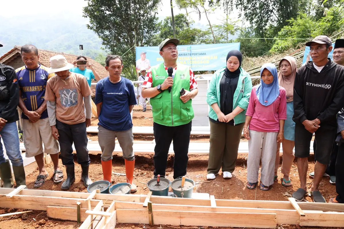 Wakil Ketua DPR Cucun Ahmad Syamsurijal melakukan peletakan batu pertama pembangunan rumah relokasi bagi warga terdampak bencana longsor di Kabupaten Bandung, Jawa Barat.