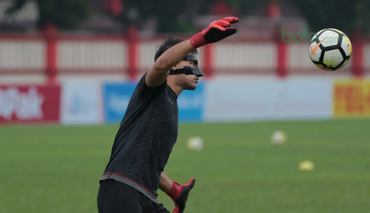 Andritany mengalami cedera di bagian wajah ketika memperkuat Timnas Indonesia di PSSI Anniversary Cup 2018. Kini Andritany berpeluang tampil saat Persija melawan Persebaya. (Bola.com/Nick Hanoatubun)