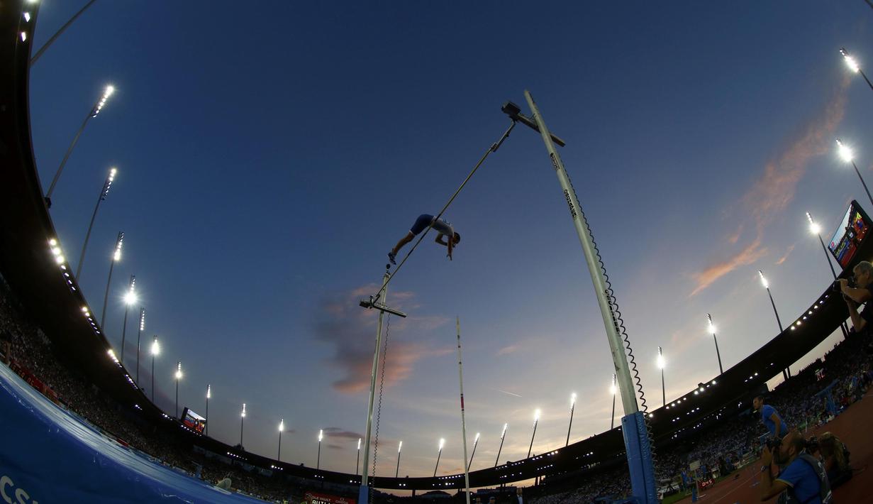 Atlet lompat galah dari Prancis, Renaud Lavillenie beraksi pada ajang  IAAF Athletics Diamond League di Letzigrund stadium, Zurich, Swiss, (1/9/2016). (REUTERS/Arnd Wiegmann)
