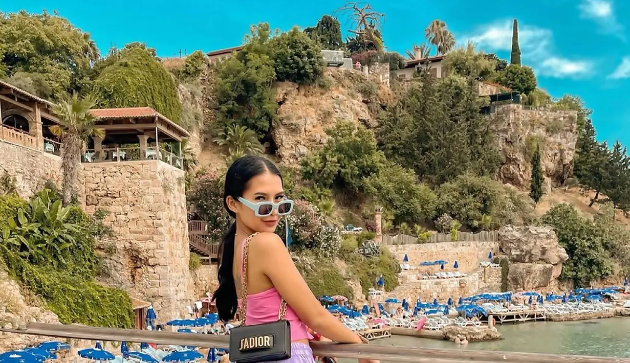 Selain berkunjung ke Cappadocia sebagai destinasi wajib, ia pun jalan-jalan ke Kota Antalya yang tidak kalah terkenal. Dalam liburannya, Soraya Rasyid pun tampil keren dengan busana kasualnya. (Liputan6.com/IG/@sorayarasyid12)