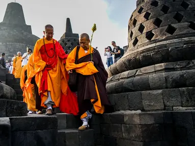 Sejumlah biksu saat berziarah ke Candi Borobudur, Magelang, Jawa Tengah, Sabtu (18/52019). Ziarah yang diikuti oleh para biksu dan umat Buddha tersebut untuk merefleksikan ajaran Sang Buddha serta menyambut Waisak 2563 BE/2019. (OKA HAMIED/AFP)