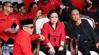 Ketua Umum DPP PDI Perjuangan (PDIP) Megawati Soekarnoputri didampingi putranya yang juga Ketua DPP DPIP bidang Ekonomi Kreatif Prananda Prabowo dan Sekjen PDIP Hasto Kristiyanto di halaman Masjid At-Taufiq dalam rangkaian upacara peringatan hari ulang tahun (HUT) ke-79 RI. (Foto: Dokumentasi PDIP).