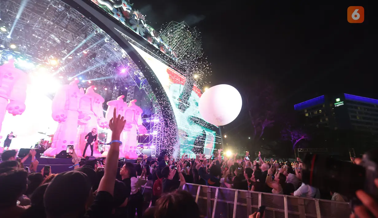 Wayne Coyne, vokalis The Flaming Lips, menghadirkan aksi panggung spektakuler dan penuh warna saat tampil di LaLaLa Festival 2026 di JIExpo Kemayoran, Jakarta. Coyne sukses menghibur penonton dengan atraksi unik menggunakan balon plastik raksasa yang menjadi salah satu momen ikonik dalam penampilan The Flaming Lips. (KLY/Budy Santoso)