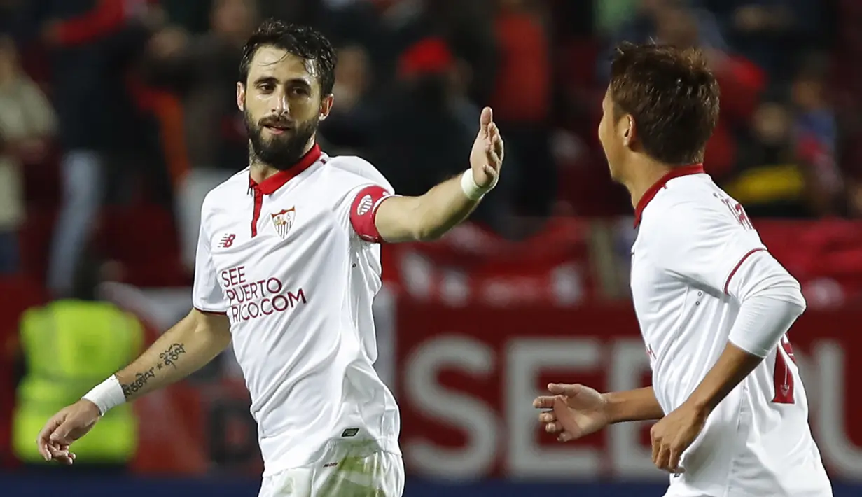 Pemain Sevilla, Nicolas Pareja, merayakan gol penentu kemenangan yang dicetaknya ke gawang Valencia dalam laga La Liga di Stadion Sanchez Pizjuan, (26/11/2016). (EPA/Julio Munoz)