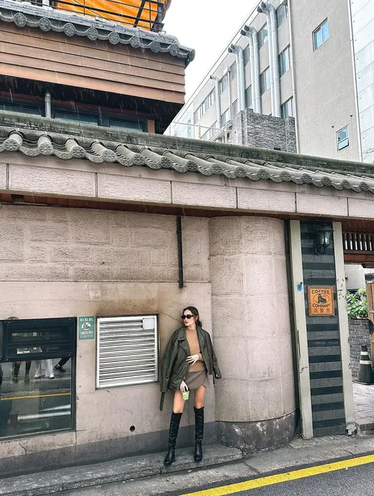 Yasmine Wildblood sedang menikmati Girls Trip bersama teman-temannya di Korea Selatan. Tak terlihat seperti ibu dua anak, Yasmine tampil bergaya dengan rok mini. Intip potretnya! [@yaswildblood]