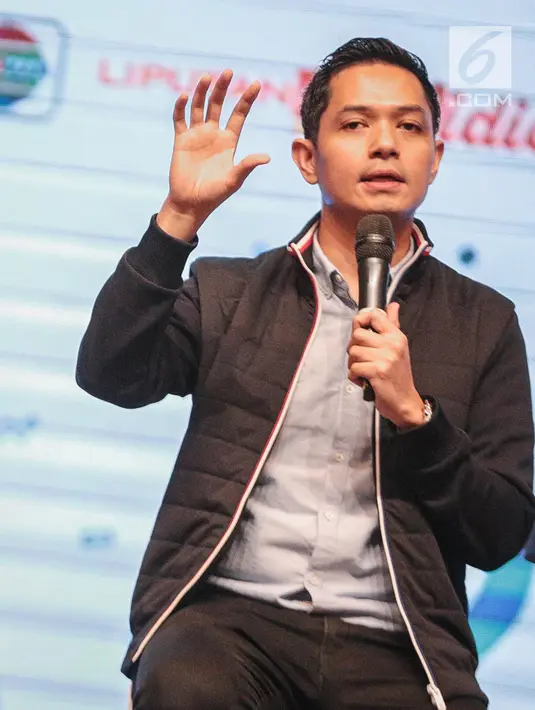 Aktor Dude Harlino berbagi kisah saat menjadi pembicara dalam EGTC 2018 di Universitas Kristen Petra Surabaya, Jawa Timur, Rabu (14/11). EGTC 2018 ini diadakan di Universitas Kristen Petra Surabaya pada 13-15 Oktober 2018. (Liputan6.com/Faizal Fanani)