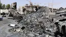 Sebuah pesawat habis terbakar pasca baku tembak antara dua kelompok bersenjata, Minggu (20/7/2014), di Bandara Internasional Tripoli, Libya, (21/7/2014). (REUTERS/Hani Amara)