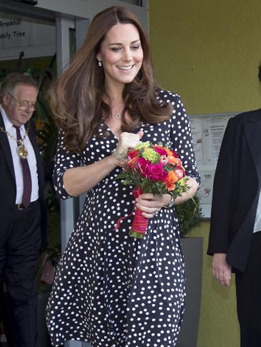 Kate Middleton saat mendatangi Pusat Anak Brookhill di London pada 18 Maret 2015. (AFP Photo / Alex Lentati)