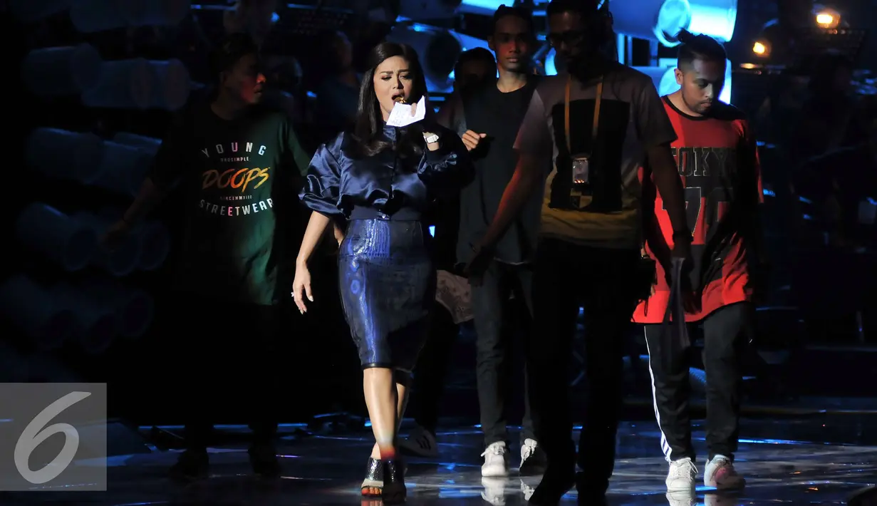 Penyanyi Krisdayanti  melakukan Gladiresik HUT 26 SCTV di Istora Senayan, Jakarta, Selasa, (23/8). Malam Puncak HUT 26 SCTV ini akan berlangsung pada 24 Agustus 2016 di istora senayan secara Live pada pukul 18.45 Wib. (Liputan6.com/Johan Tallo)