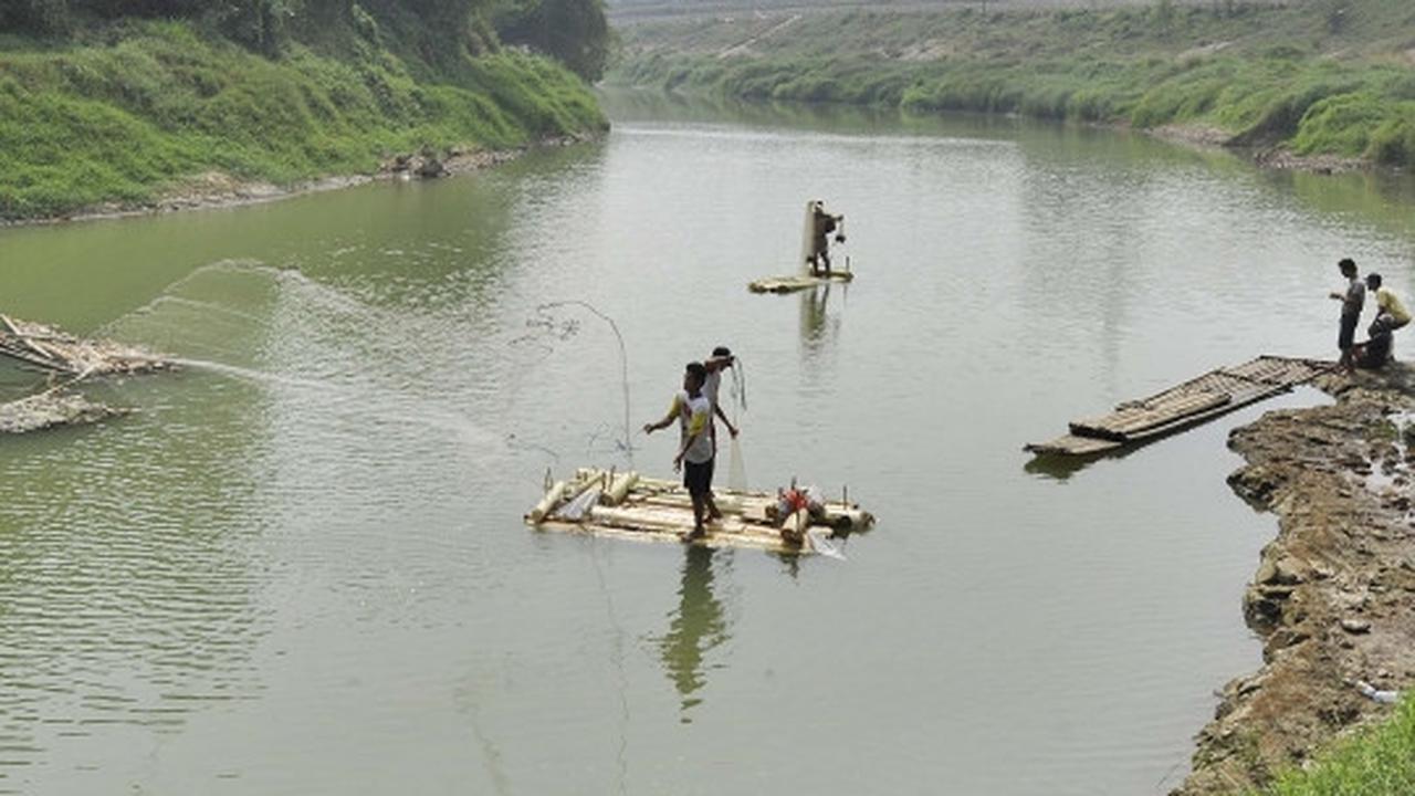 Berkah kemarau bagi pencari ikan di Sungai Cisadane