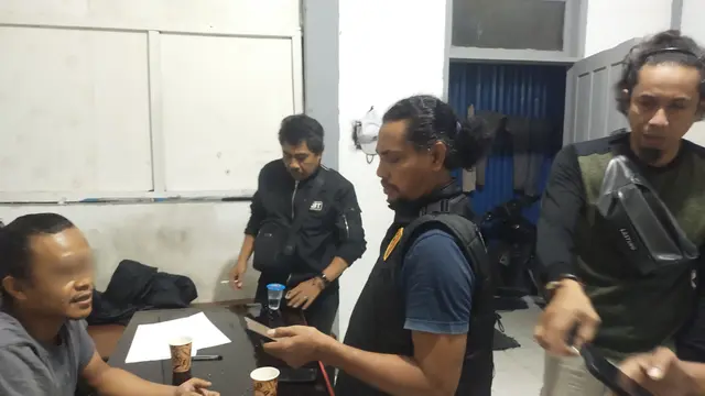 Polisi amankan wartawan yang mengaku sebagai polisi lalu gerebek wisma di Bulukumba (Liputan6.com/Istimewa)