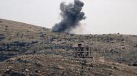 Gambar yang diambil dari desa Druze Majdal Shams di Dataran Tinggi Golan ini menunjukkan asap mengepul di pinggiran desa Hader di Suriah pada 7 Desember 2024. (Jalaa MAREY/AFP)