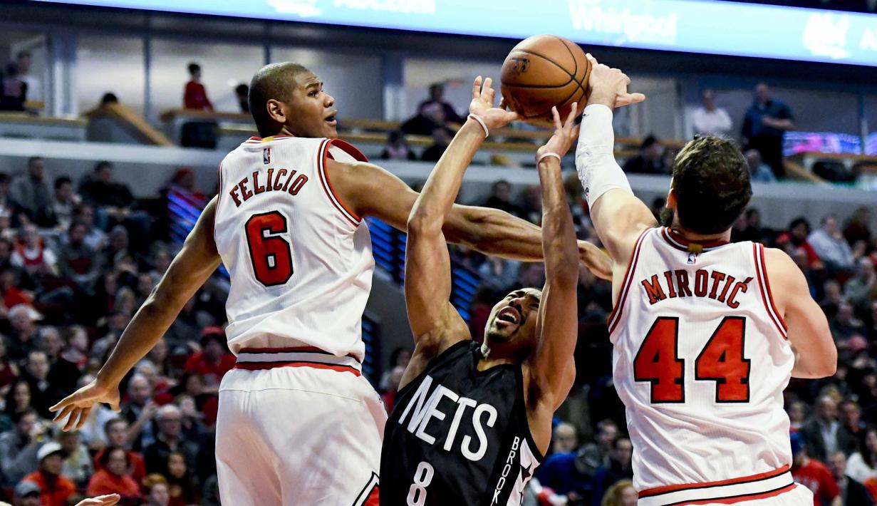 Pemain Brooklyn Nets, Dinwiddie #8 berusaha memasukan bola saat dihadang dua pemain Chicago Bulls, Cristiano Felicio (6) dan Nikola Mirotic (44) pada lanjutan NBA basketball game, (28/12/2016) di United Center.  Bulls menang 101-99. (AP/Matt Marton)