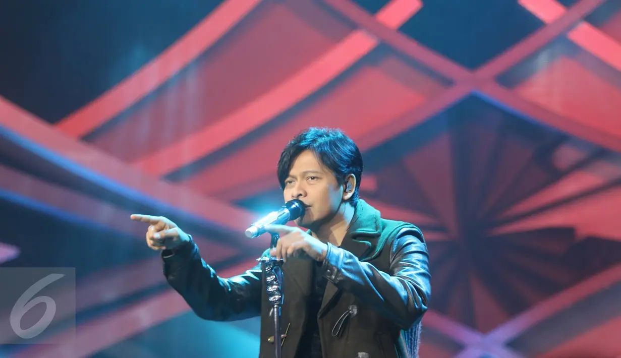 Vokalis Group Band GIGI, Armand Maulana saat membawakan lagu dalam program Golden Memories Indosiar bersama Bank BTN di Studio 1 Indosiar, Daan Mogot, Jakarta, Sabtu (03/12). (Liputan6.com/Immanuel Antonius)