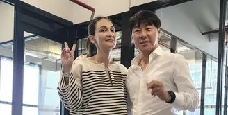 Shin Tae-young selalu tampil stylish di ragam kesempatan. Ia kerap kenakan kemeja, celana bahan, dan paduan sneakers untuk pesona gaya yang menjanjikan. [Foto: Instagram/ Shin Tae-young]