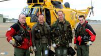 Roto kenangan Pangeran William bersama rekan-rekannya didi depan helikopter Sea King mereka di Lembah RAF di Anglesey , Wales utara. (AFP/John Stillwell/wwn)