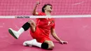 Pemain Tim Sepak Takraw Indonesia, Rusdi melakukan selebrasi setelah meraih kemenangan atas Tim Sepak Takraw Malaysia pada laga final nomor ganda putra perorangan sepak takraw SEA Games 2023 di Olympic Stadium, Phnom Penh, Kamboja, Senin (15/05/2023). Indonesia berhasil menang dengan skor skor 14-21, 21-16, dan 21-13. (AP Photo/Tatan Syuflana)