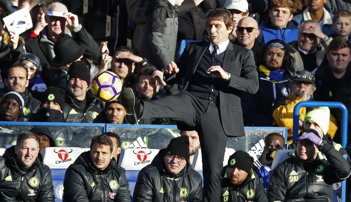 Gaya pelatih Chelsea, Antonio Conte mengontrol bola saat laga timnya melawan West Bromwich Albion pada Premier League di Stamford Bridge, London, (11/12/2016). Chelsea menang 1-0. (AFP/ Adrian Dennis)