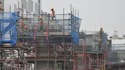 Para pekerja sedang menyelesaikan tiang pancang kereta cepat massal di kawasan Blok M, Jakarta, Selasa (30/6/2015). Tiang pancang ini rencananya akan terintegrasi langsung ke Blok M Plaza. (Liputan6.com/Herman Zakharia)