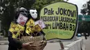 Gerakan Perempuan Lakardowo Mandiri (Green Woman) menggelar aksi di depan Istana Negara, Jakarta, Kamis (1/2). Mereka meminta pemerintah serius menangani pencemaran lingkungan di Lakardowo, Jetis, Mojokerto, Jawa Timur. (Liputan6.com/Arya Manggala)