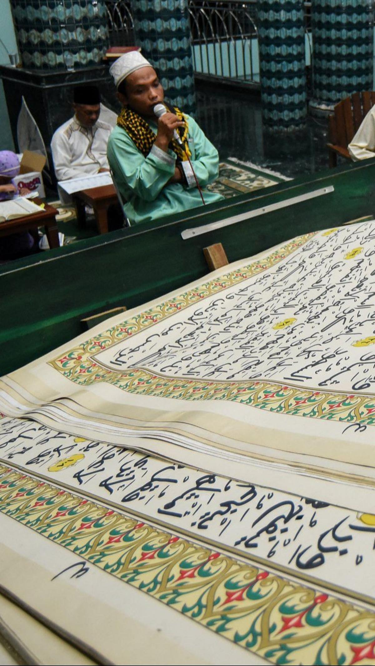 Alquran raksasa itu berukuran 142x210 cm. Sementara, beratnya mencapai 400 kg.&nbsp;Noly Falah/AFP
