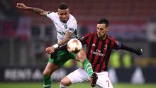 Bek Ludogorets Razgrad, Natanael Batista Pimenta dan pemain AC Milan Nikola Kalinic berebut bola pada leg kedua babak 32 besar Liga Europa, di San Siro, Milan, Kamis (22/2). Milan menang tipis 1-0 sehingga lolos ke babak 16 besar. (MARCO BERTORELLO/AFP)