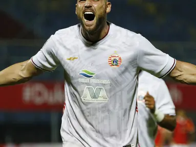 Selebrasi pemain Persija Jakarta, Marko Simic usai berhasil menjebol gawang Borneo FC Samarinda dalam pertandingan Babak Penyisihan Grup B Piala Menpora 2021 di Stadion Kanjuruhan, Malang. Sabtu (27/3/2021). (Bola.com/Ikhwan Yanuar)