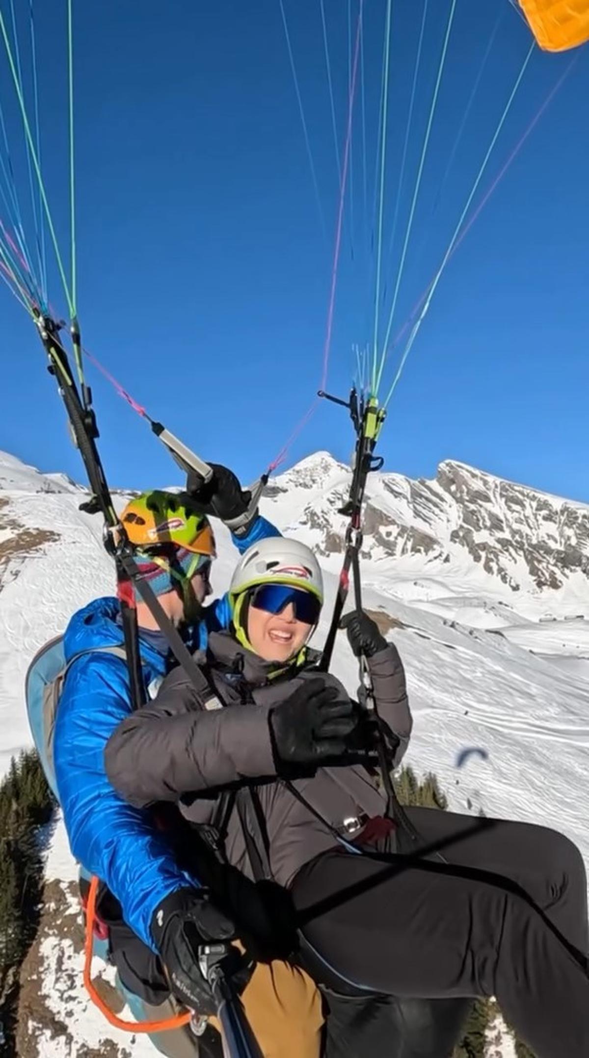 9 Potret Tya Ariestya Liburan ke Swiss, Happy Main Salju, Ski, Paragliding, & Snow Sledding Sekeluarga