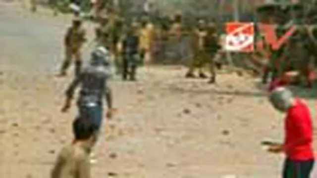 Warga Kashmir dan Polisi Bentrok Lagi